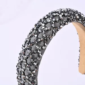 Détail du serre-tête baroque gris avec perles de cristal cousues main et doublure