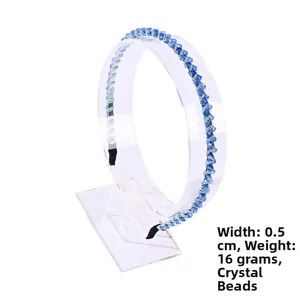 Dettaglio del cerchietto con perle di cristallo blu con larghezza 0,5 cm e peso di 16 g