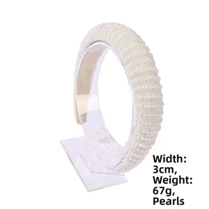 Detail van de 3cm brede parel hoofdband met fijn parelwerk en gewicht van 67g