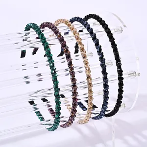 Vista detallada de diademas de cristal con cuentas en cinco elegantes colores