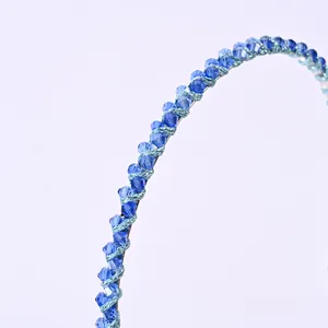 Detalle de una diadema de cristales azules con cuentas facetadas sobre montura metálica