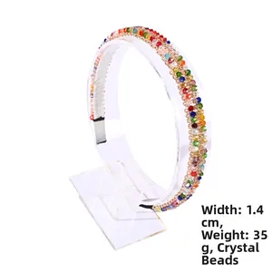 Vista de detalle de la diadema de cristal arcoíris de 1,4 cm con un peso de 35g