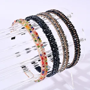 Detalle de cuatro diademas de cristal hechas a mano en color azul, gris y negro fino