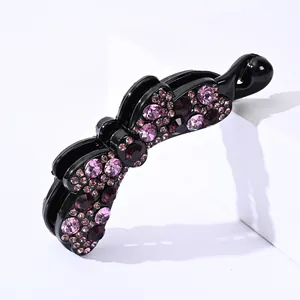 Dettaglio macro di strass colorati scintillanti su una clip a banana nera