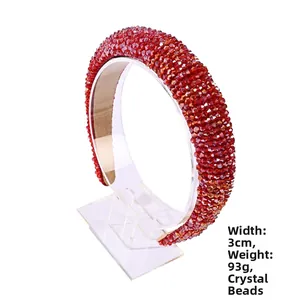 Détail du serre-tête en cristal rouge, 3cm de large et 93g, perles facettées denses