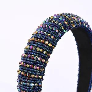 Detalle de diadema barroca hecha a mano con cuentas azul oscuro y cristales tallados