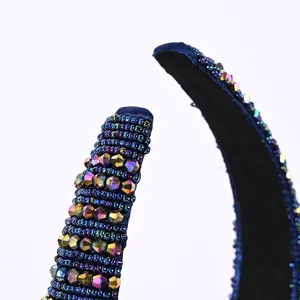 Detalle de diadema barroca azul con cristales de cuentas hechos a mano y gemas irisadas