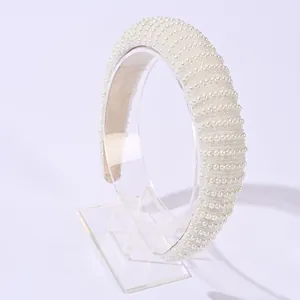 Detail van witte parel hoofdband met antislip fluwelen voering op displaystandaard
