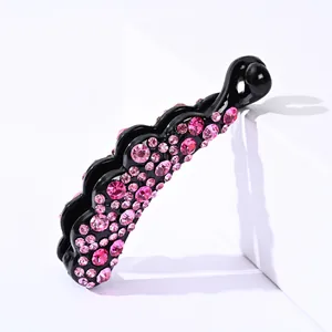 Barrette banane noire élégante ornée de strass roses scintillants au design ondulé