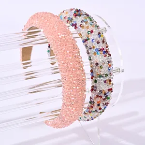 Détail de deux serre-têtes en perles de cristal rose et multicolores sur supports en acrylique