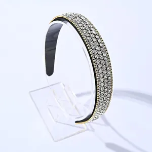Serre-tête large brillant avec strass et bordure chaîne dorée sur support acrylique