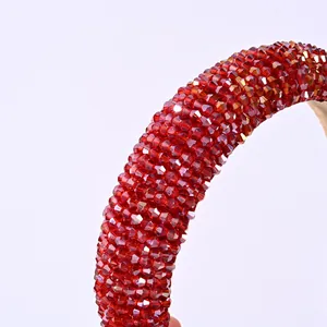 Macro d'un serre-tête de luxe en cristal rouge avec perles de verre scintillantes