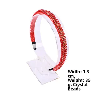 Detail van rode kristallen kralen hoofdband met 1,3 cm breedte en 35 g gewicht