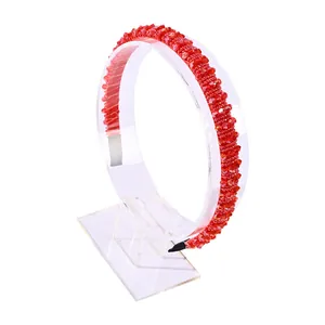 Serre-tête tendance en cristal rouge avec perles facettées sur support transparent
