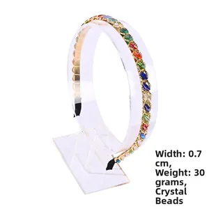 Détail du serre-tête fin de 0,7 cm avec des perles de cristal colorées sur métal doré