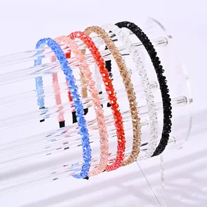 Detalle de diademas de cuentas de cristal de colores en soporte de acrílico claro