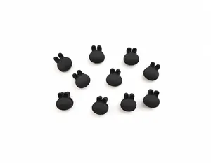 Vista de diez mini pinzas para el cabello negras con forma de conejo en plástico mate