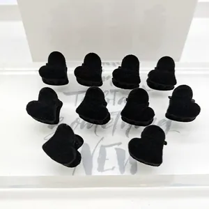 Detalle de set de 10 mini pinzas para cabello de corazón flocado negro aterciopelado