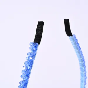 Detalle de flores de cristal azul y los extremos protectores de la diadema fina