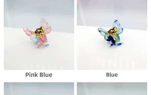 Détail de pinces à cheveux papillon en acétate avec textures marbrées roses et bleues