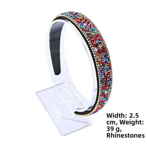 Détail d'un serre-tête de 2,5 cm de large avec strass colorés pesant 39g sur support