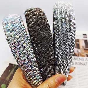 Détail de trois serre-têtes rembourrés avec micro-strass denses en couleurs AB, noir et argent