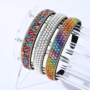 Trois serre-têtes larges avec strass colorés, perles blanches et chaîne dorée élégante