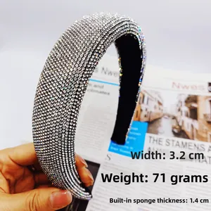 Gros plan du serre-tête rembourré en strass brillant avec 3,2 cm de large et 1,4 cm d'épaisseur