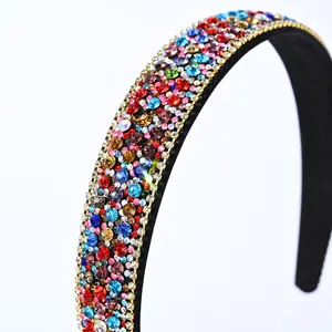 Détail des strass colorés et bordure de chaîne dorée sur bandeau large