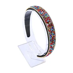 Serre-tête large à la mode avec strass colorés et maillons de chaîne dorés sur base noire