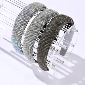 Gros plan de serre-têtes en strass étincelants en argent, gris et couleurs AB sur support