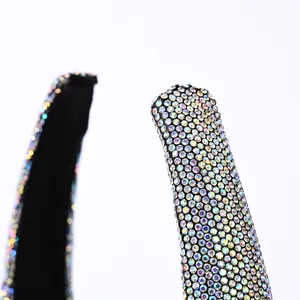 Détail de strass AB étincelants sur un serre-tête noir avec une texture luxueuse