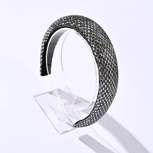 Vue détaillée du serre-tête large orné de strass gris et doublure en tissu noir