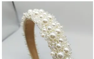 Detalle de la diadema de perlas hecha a mano con cuentas de cristal y forro de terciopelo