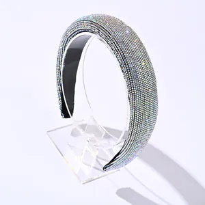 Gros plan d'un serre-tête large orné de strass arc-en-ciel scintillants de luxe