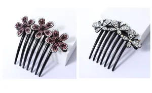 Detail van zeven-tands haarkammen met sprankelende strass bloemen voor elegante kapsels