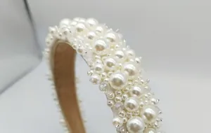Vista macro de diadema nupcial con perlas blancas y cuentas facetadas de lujo