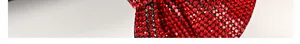 Détail macro de strass rouges sur barrette avec sertissage pavé complexe et précis