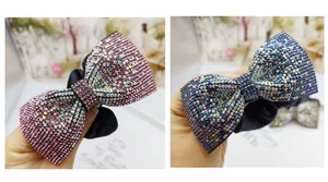 Vista dettagliata degli elastici per capelli con fiocco rosa e blu e strass pavé brillanti