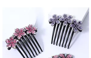 Macro-detail van luxe haarspelden met strass-bloemen in roze en paarse kleuren