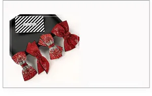 Détail de barrettes nœuds en strass rouges avec étiquettes de taille 9,5cm, 10cm et 12cm
