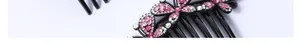 Detail van een luxe haarkam met vlinder van strass en roze en witte kristallen