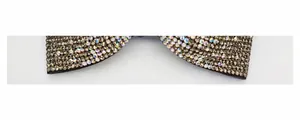 Dettaglio macro di strass scintillanti sull'elastico per capelli con fiocco