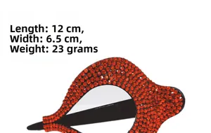 Détail de la pince à cheveux en strass rouge avec dimensions 12 cm par 6,5 cm