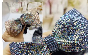 Macro di strass colorati su un elastico a fiocco nero con dettagli scintillanti