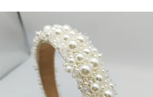 Detalle macro de la diadema nupcial hecha a mano con perlas y cristales brillantes
