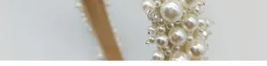 Vista macro de diadema de novia hecha a mano con perlas blancas y cuentas de cristal