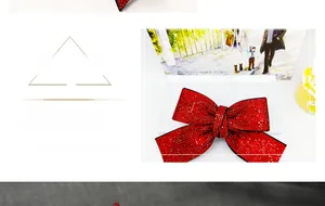 Détail macro d'une barrette à cheveux nœud rouge festif sertie de strass brillants
