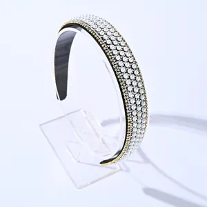 Serre-tête large de luxe orné de perles blanches et strass brillants sur fond noir