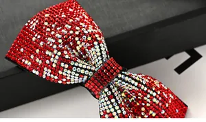 Vue macro des strass rouges et blancs étincelants sur l'élégante pince à cheveux nœud